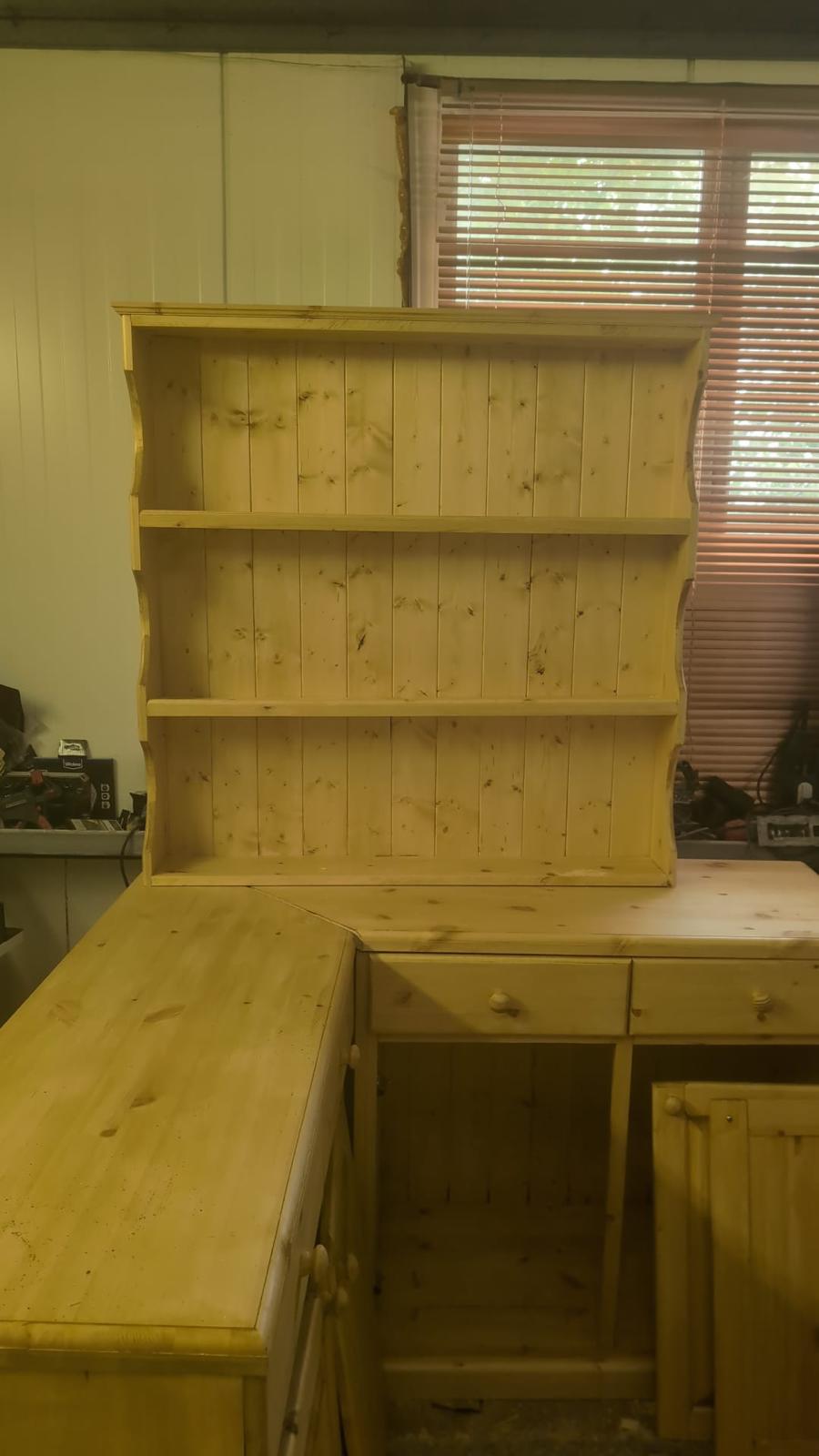 The separate plate dresser top sat on a base, showing three shelves with shaped sides rising to a softly profiled pediment.